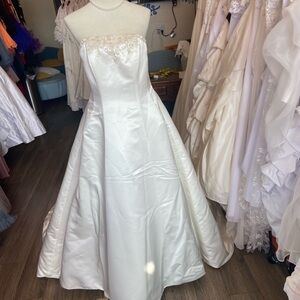 Elegant Davids Bridal Wedding Gown